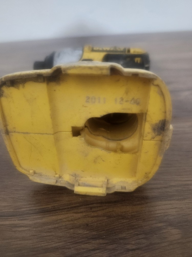DEWALT DC825 1/4 inch Cordless Impact Driver Tool Only Working