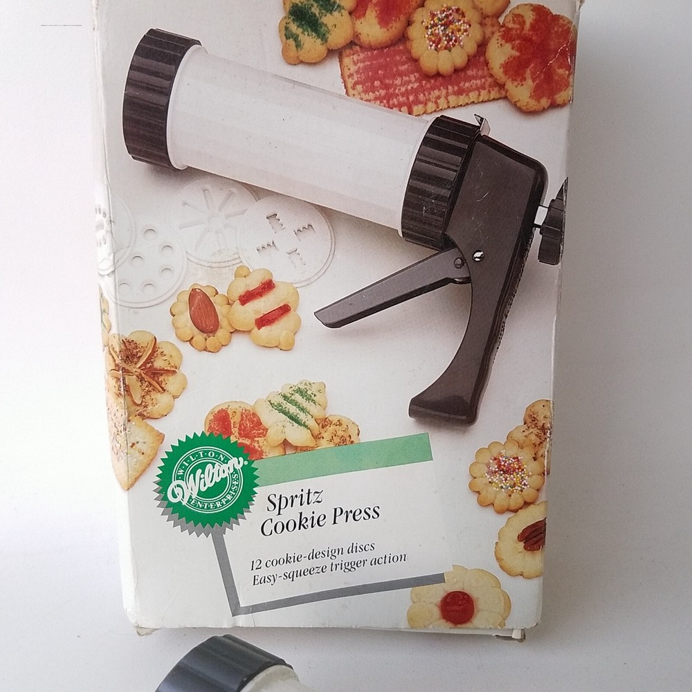 Wilton Spritz Cookie Press 12 Plastic Cookie-Design Discs