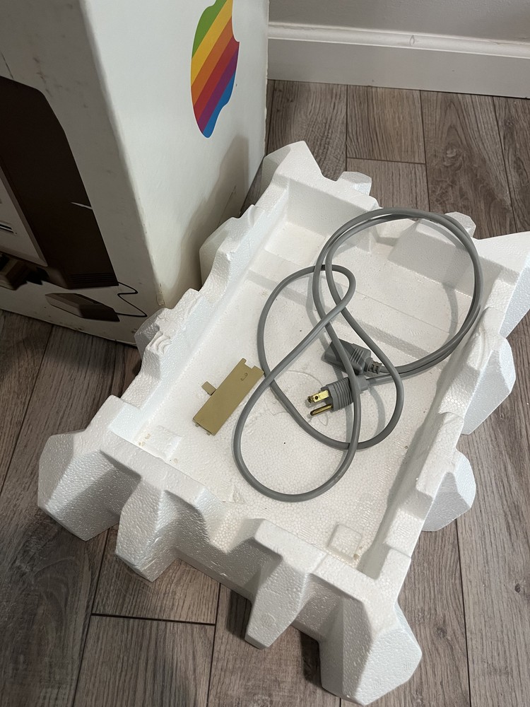 Apple Macintosh Plus 1MB M0001A Vintage Computer + Accessories. w Box