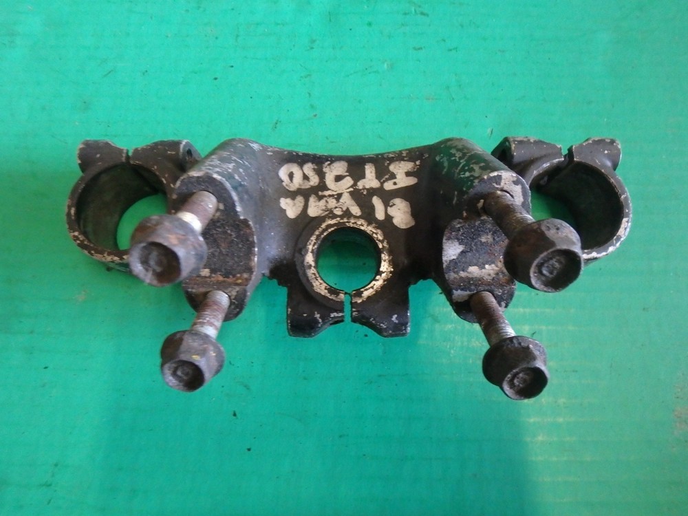 Yamaha IT250 1981  triple clamp tree upper