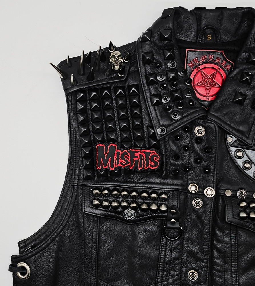 MISFITS RED LOGO SHAPED BORDER EMBROIDERED PATCH