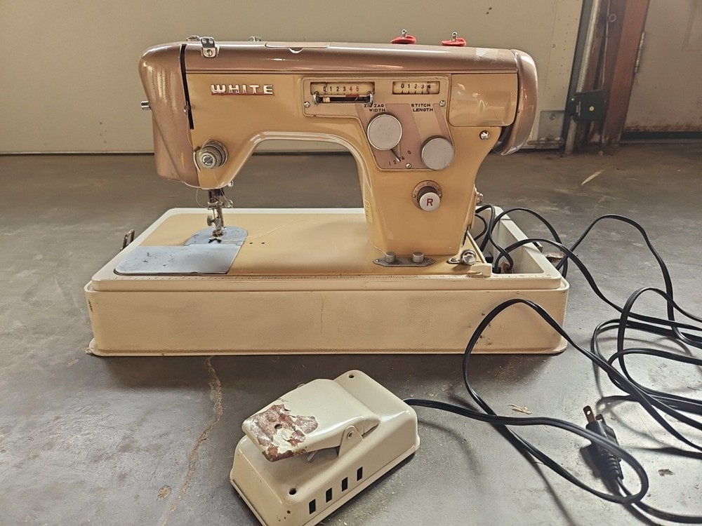 Vintage White Zig ZagSewing Machine - Beautiful Art Deco Design- Untested