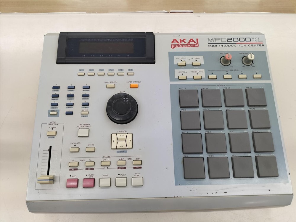 AKAI MPC 2000XL MIDI PRODUCTION CENTER drum sampler rhythm machine