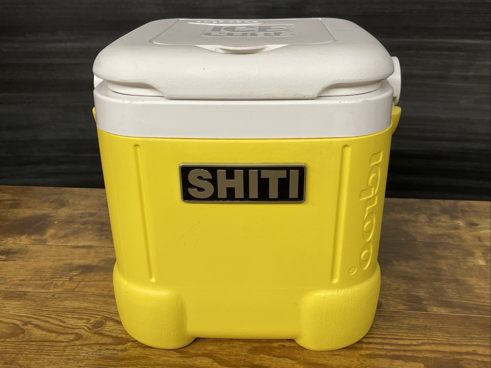 Igloo SHITI EMBLEM Ice Cube Yellow & White Cooler 12qt ~ 14 Cans