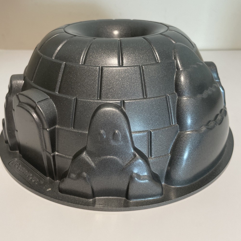 Technique Igloo Penguin Bundt Cake Pan Non-Stick Bakeware Winter 10 Cups EUC