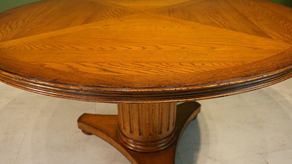 Beautiful 54" Round transitional Oak pedestal dining Kitchen table