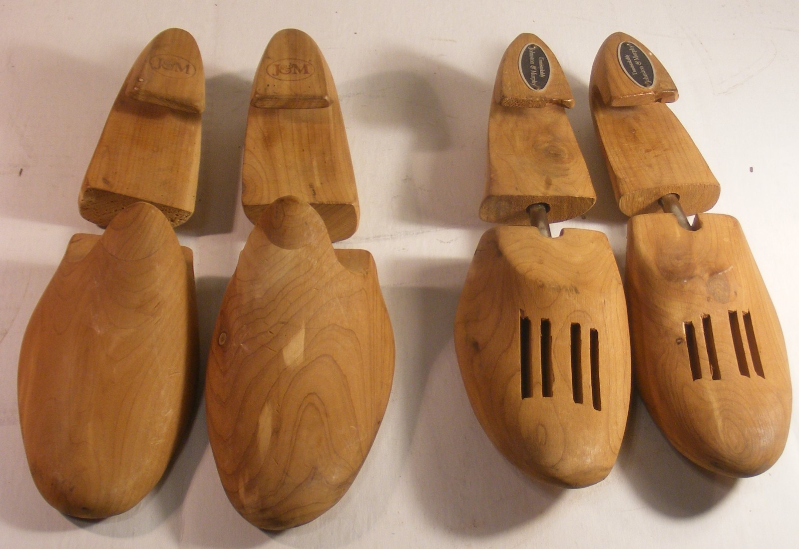 2 PAIRS JOHNSTON & MURPHY SIZE MEDIUM CEDAR SHOE TREES STRETCHERS
