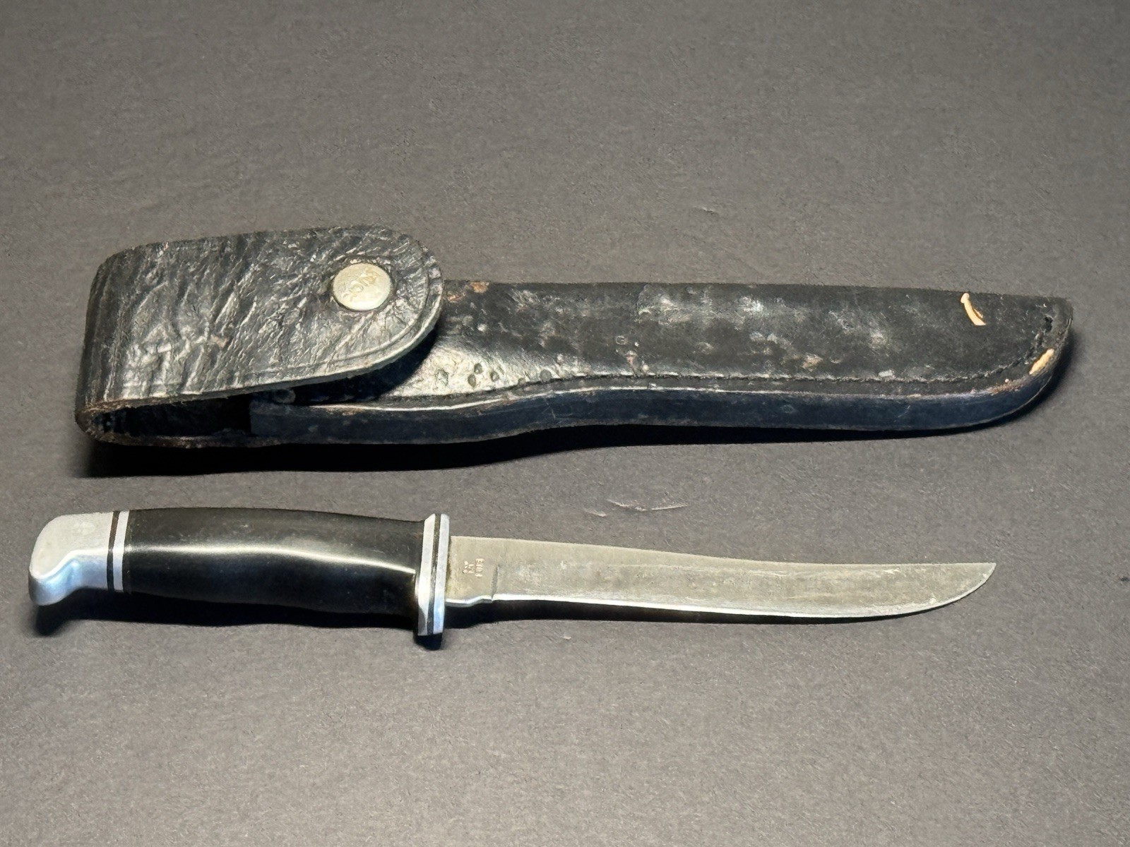 Vintage Buck 121 Fixed Blade Hunting  Knife With Original Sheath.