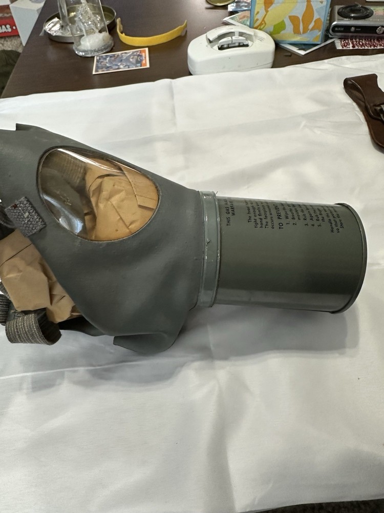 ORIGINAL WWII US ARMY M1A2 NON COMBATANT GAS MASK-ADULT MEDIUM