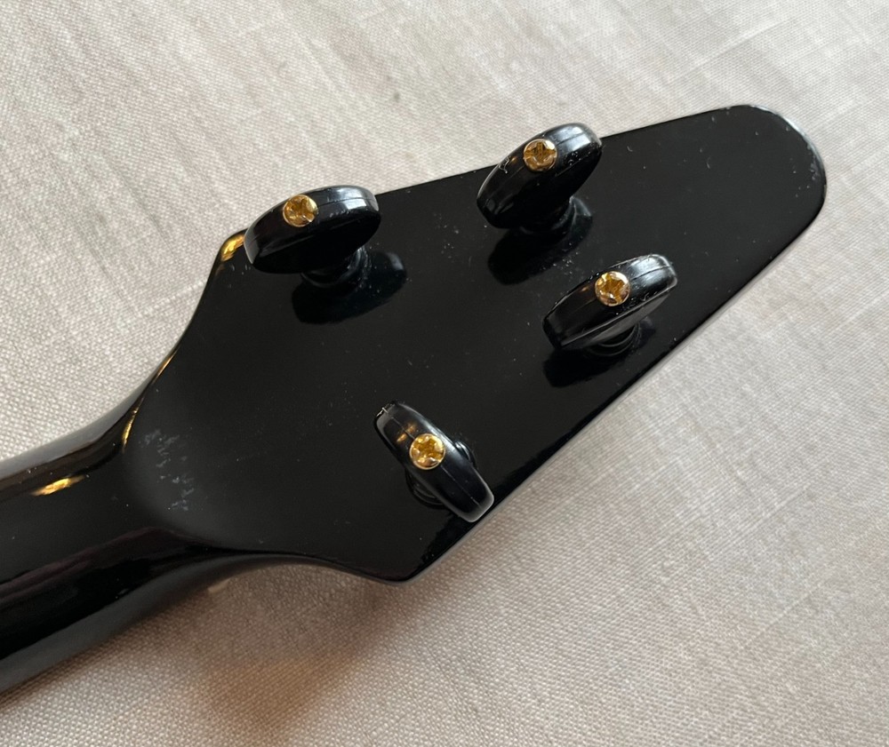 MAHALO UKULELE FLYING V BLACK