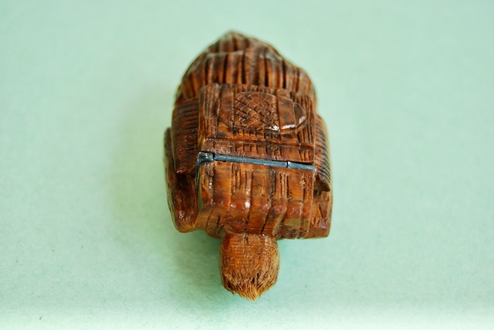 ANTIQUE COQUILLA SNUFF BOX
