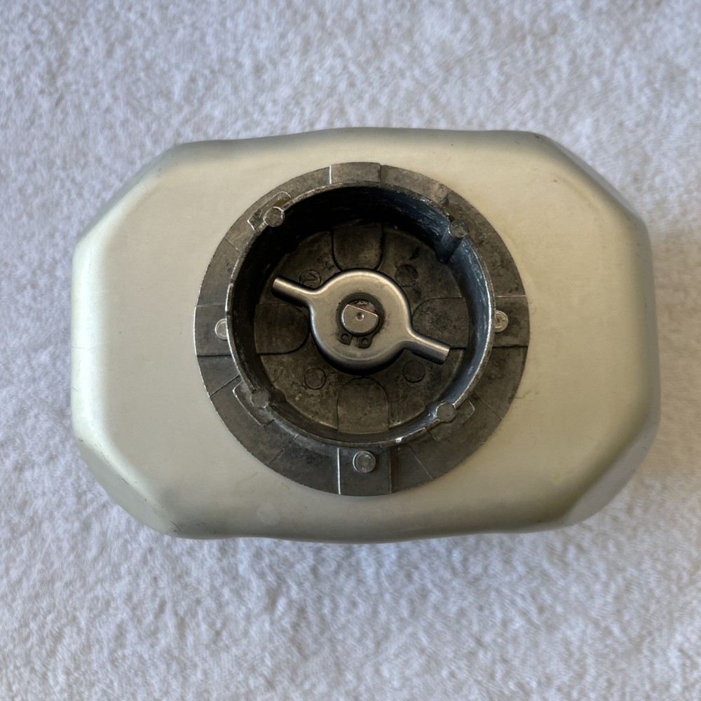 Williams Sonoma Bread Maker - WS0797 - Pan And Paddle