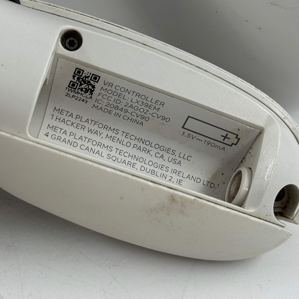 Meta Quest 2 VR Headset White with Cracks on Outer Case - Used C