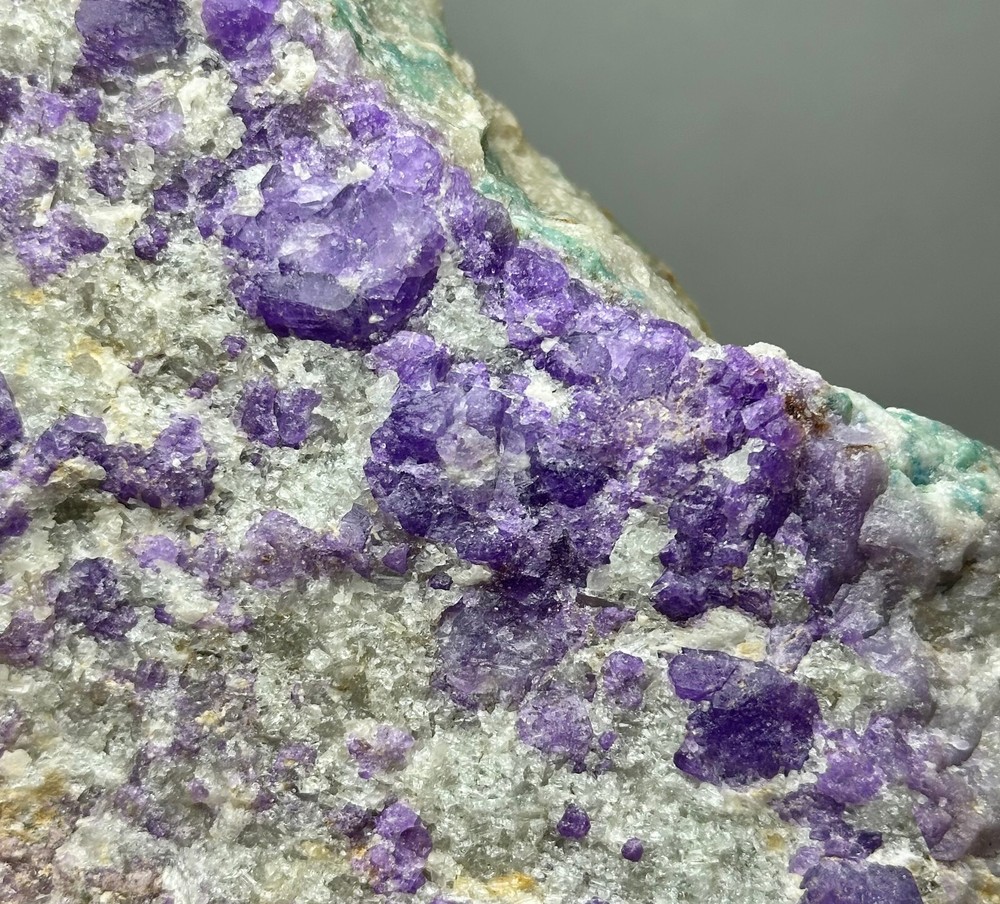 752 Gr. Fluorescent Phosphorescent Tenebrescent Hackmanite Crystals, Unknown