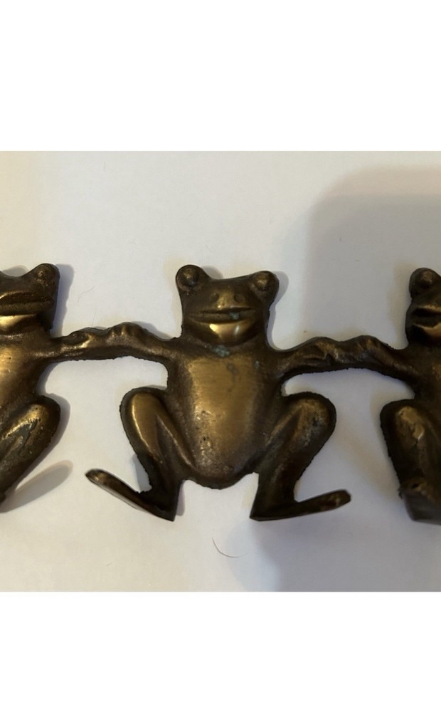 Vintage bronze frog wall mounted key holder