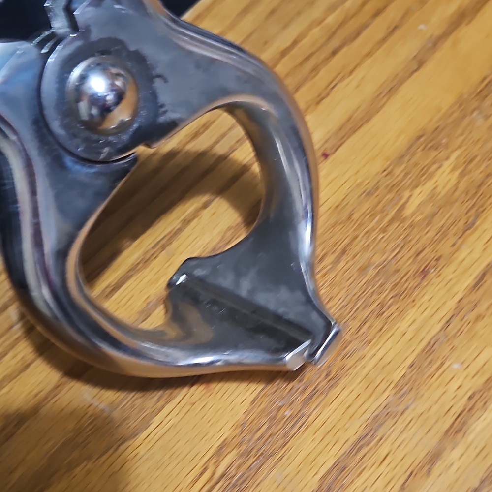 Metal castrator tool