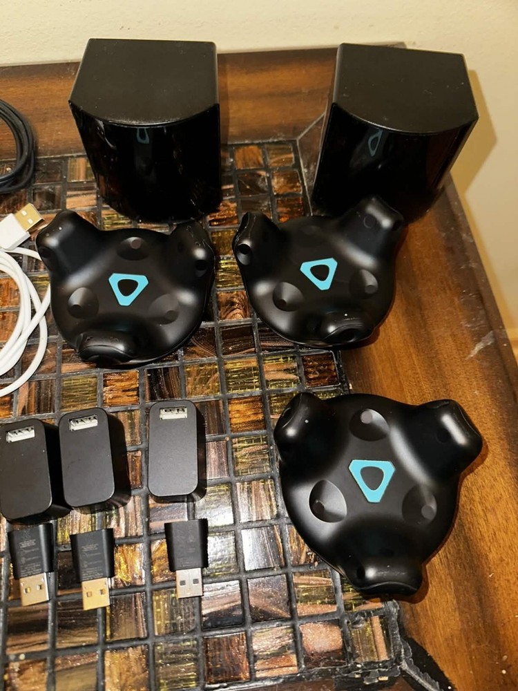 VIVE TRACKER 2.0 FULL BODY TRACKING VR KIT 2 BASE STATIONS 3 HTC TRACKERS