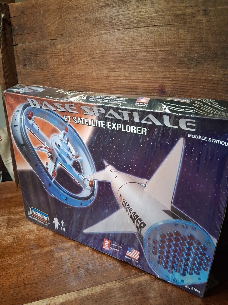 Lindberg Space Base & Satellite Explorer Model Kit No 91008 Sci-Fi Space Station