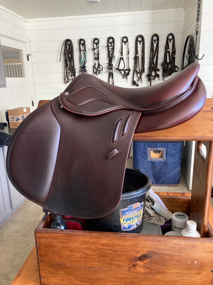 Super Comfy 17" Devoucoux Lab saddle with stirrup leathers