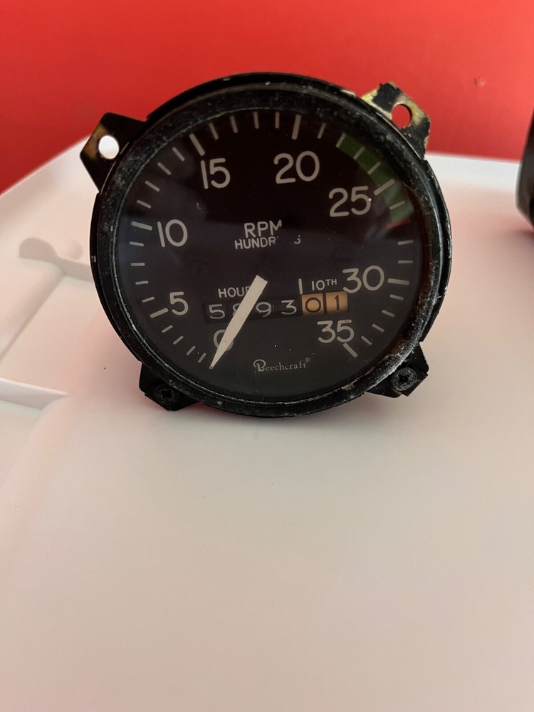 Beechcraft - Tachometer