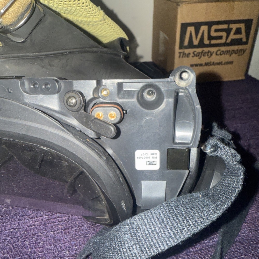 MSA Medium FACE MASK 10121723 Floor Model +4 filters