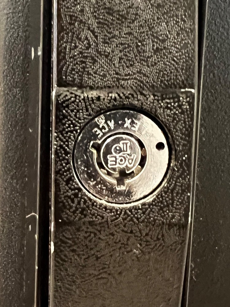 Vending machine (Wittern Model: 3535) double unit, 2 keys, great condition