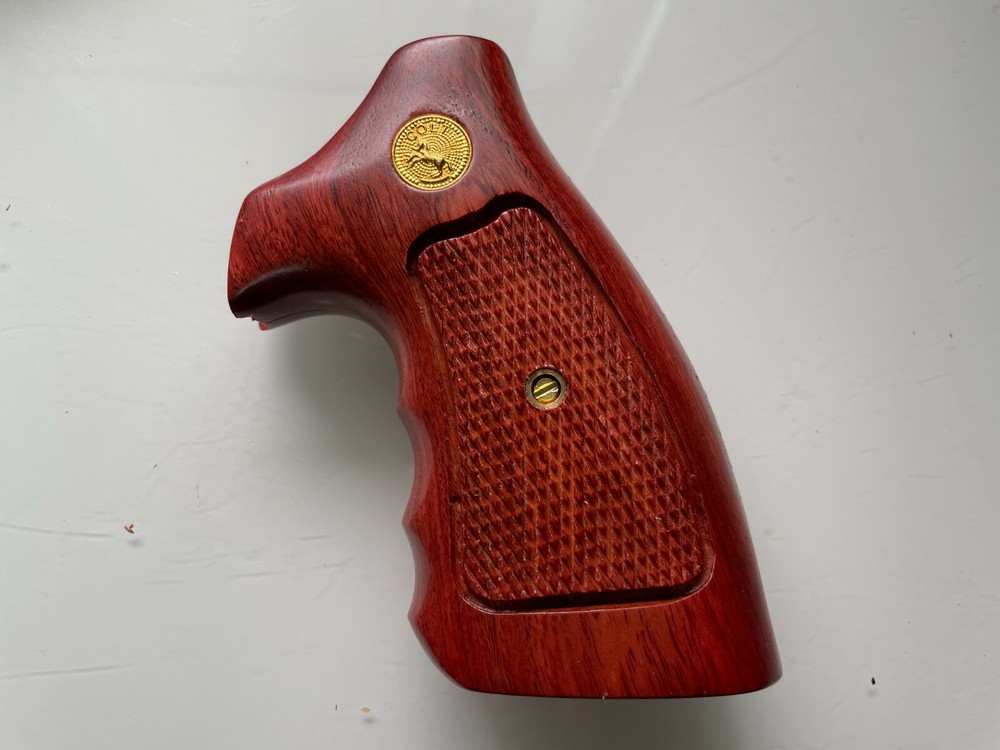 HandGrip For Colt Python grips (I, E fr ame), Checkered Hard wood gold medallion