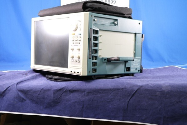 Tektronix TLA7012 Logic Analyzer mainframe only, without grabber