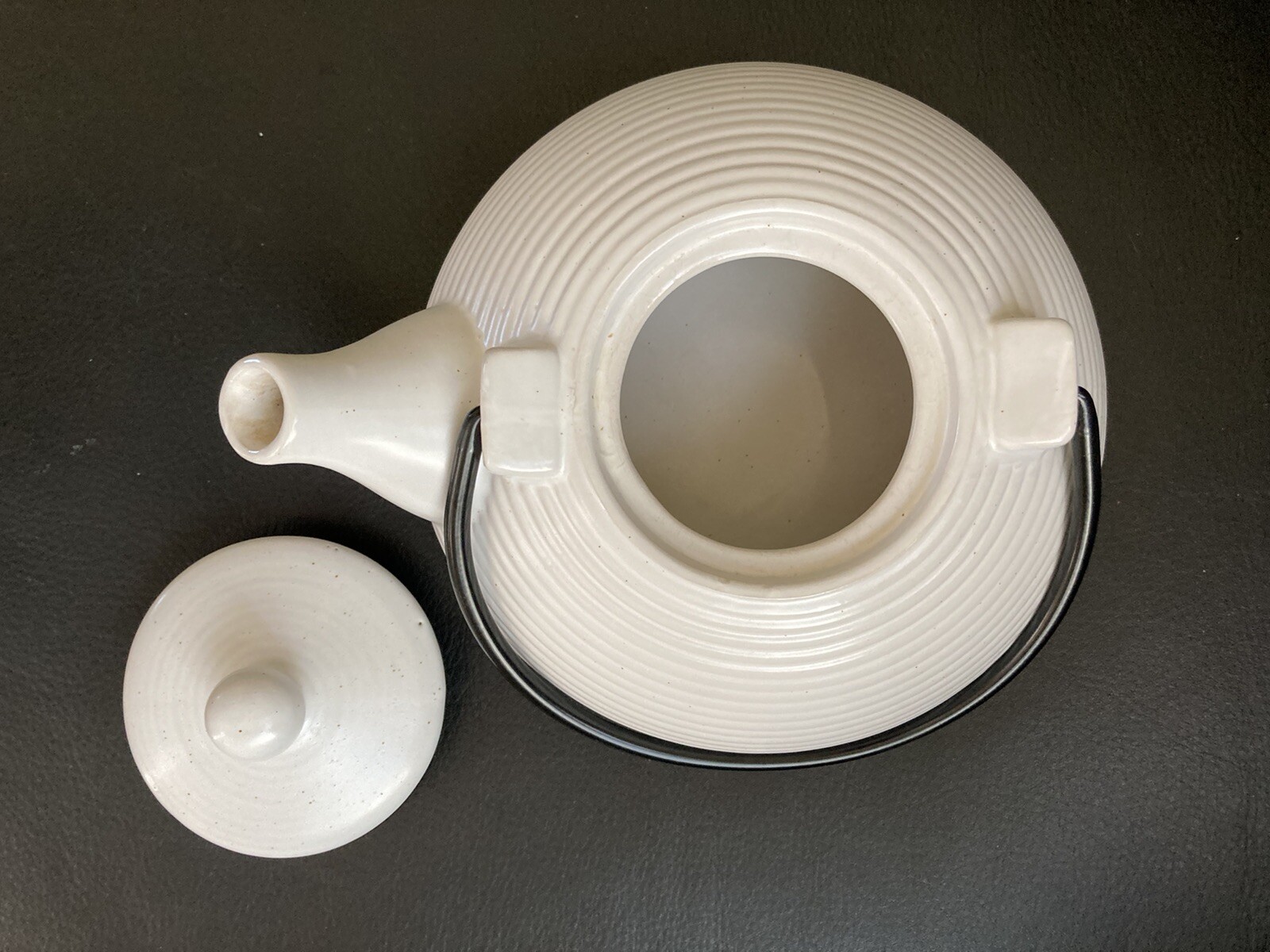 DesignPac Modern Ribbed Cream Cloud Stoneware Teapot Metal Handle