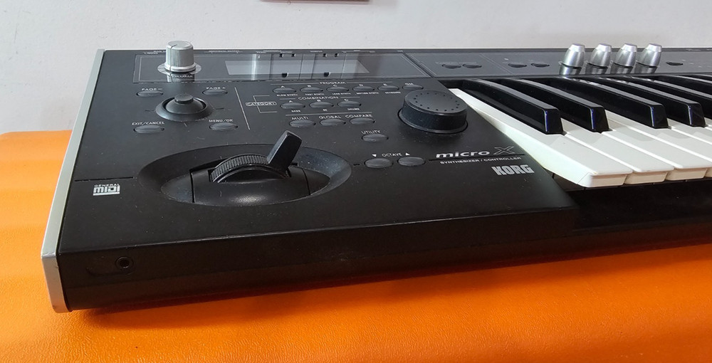 Korg Micro X 25-Key Synthesizer Keyboard Pre-owned w/ Case + Power Cable