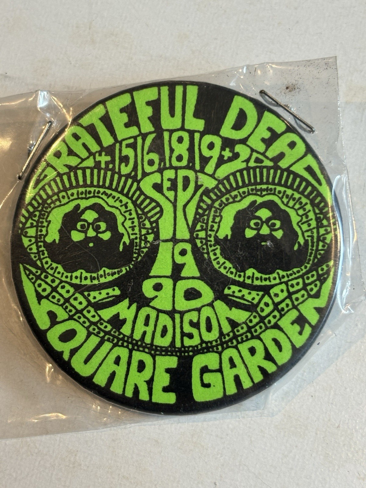 RARE 1990 VINTAGE”GRATEFUL DEAD”MADISON SQUARE GARDEN/CONCERT/BUTTON / PINBACK