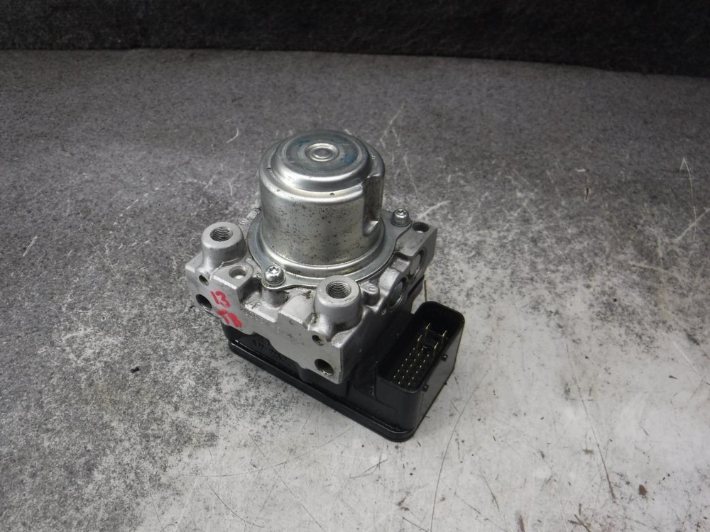 13 Triumph Thunderbird ABS Pump Module Modulator 446
