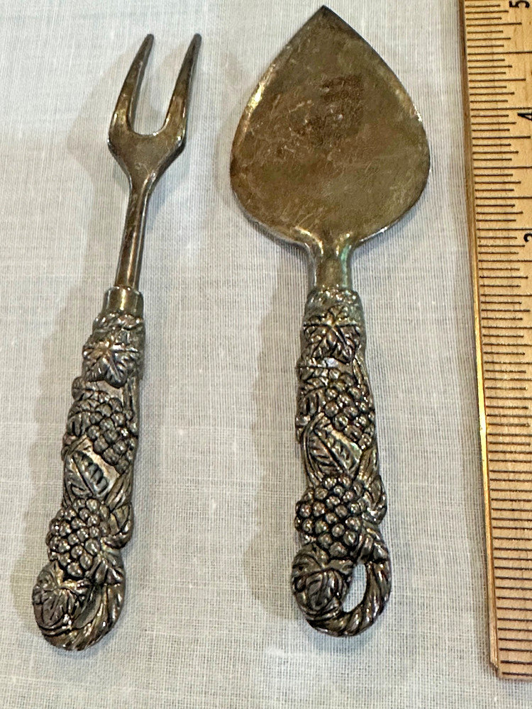 Arthur Court Silver Plated 2 Pcs Grape Vine 5 in. Cheese Servers