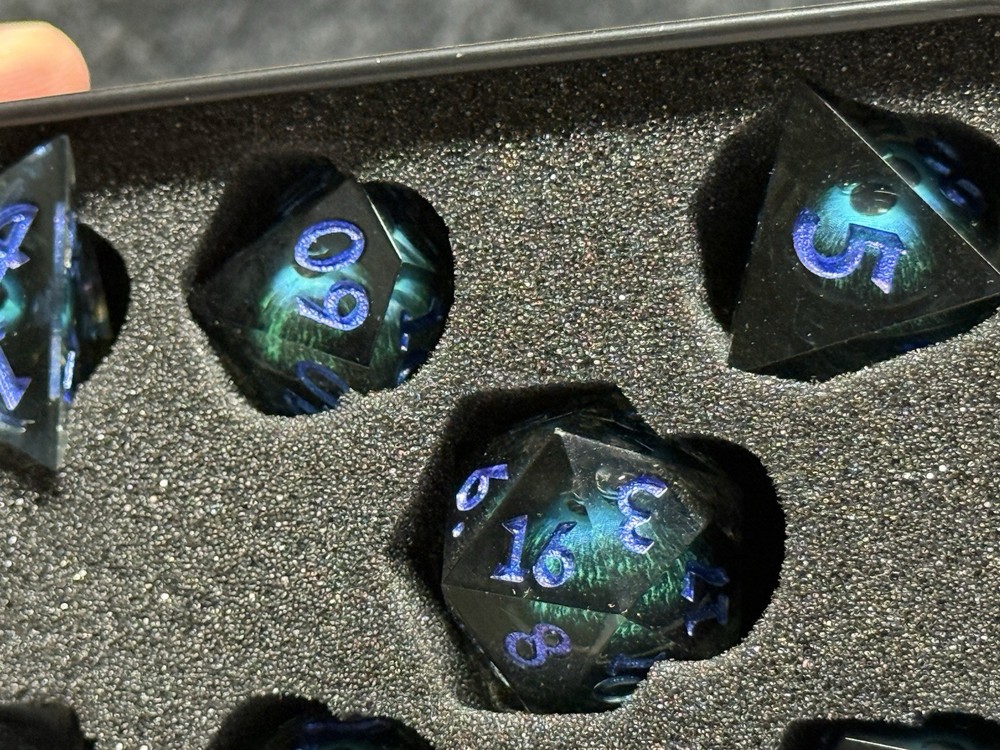 Maywin D&D Set Of Dice 7 Pieces, Floating Eye Liquid Core Version