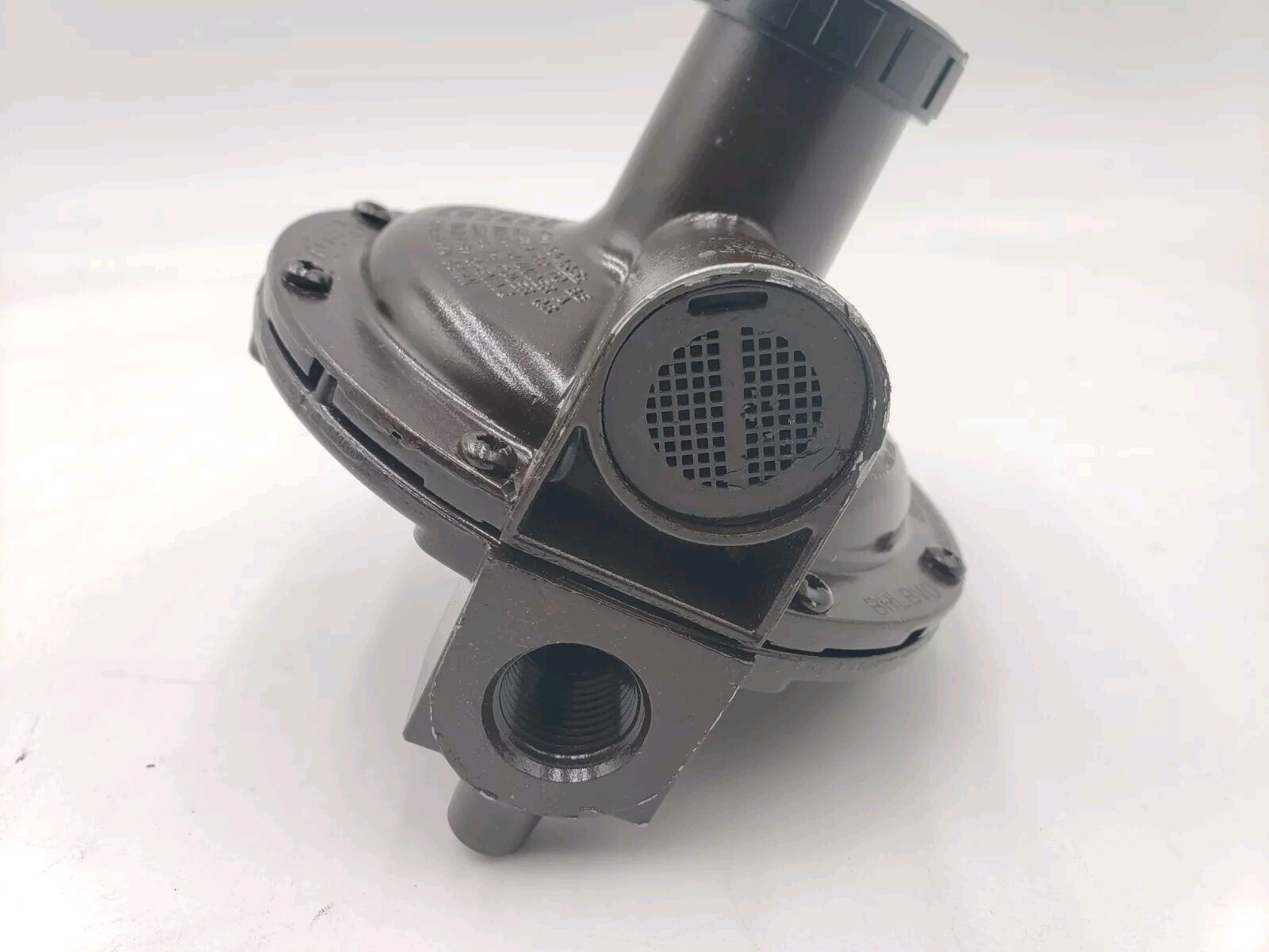 LB White Propane Regulator LP 11" WC 2nd Stage Vent Over Outlet 550-06553 3/4"