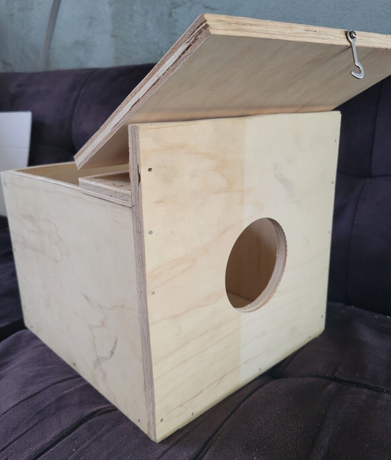 Nest Box (6"x6"x4") For Australian parakeets, finches and parrolets