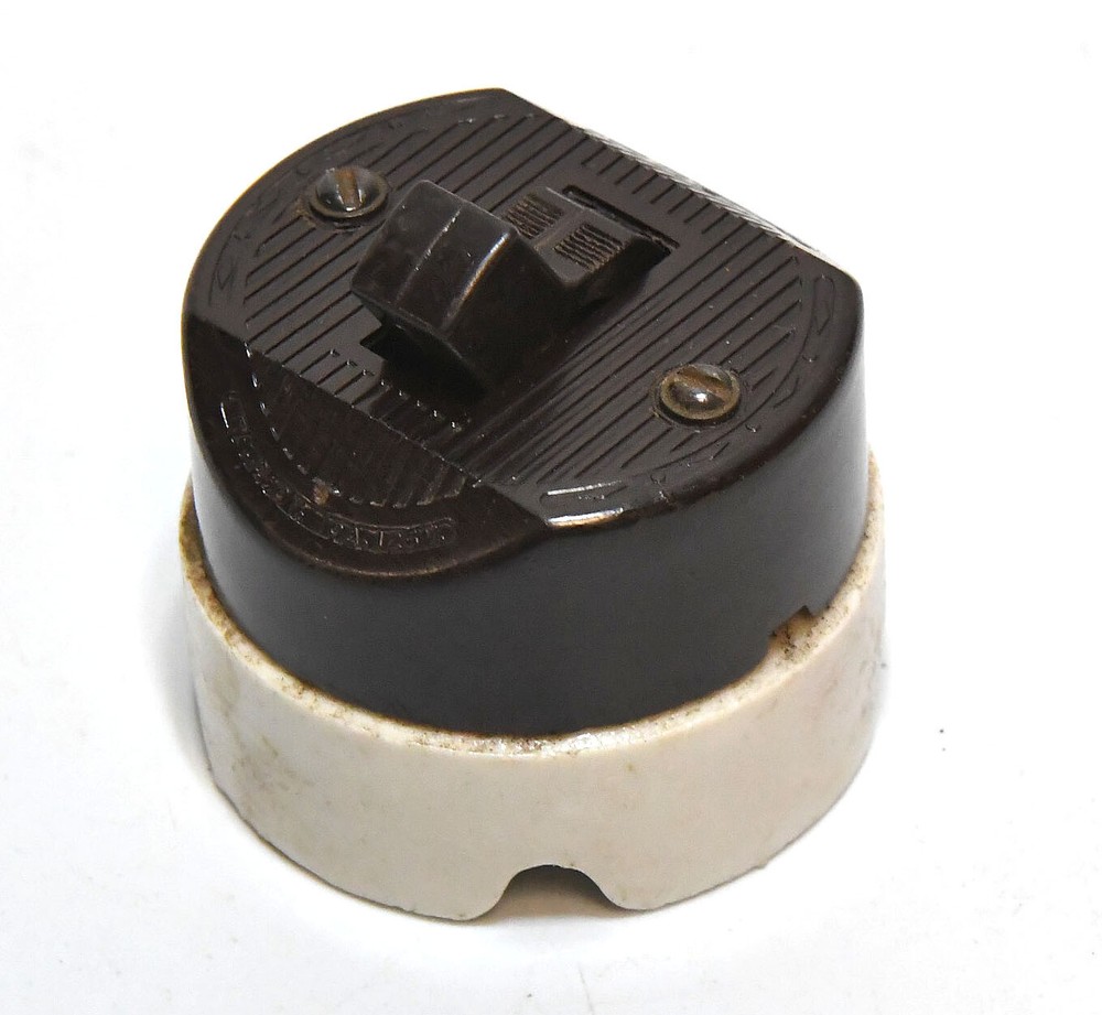 VINTAGE INDUSTRIAL LEVITON BAKELITE TOGGLE SWITCH CERAMIC BASE