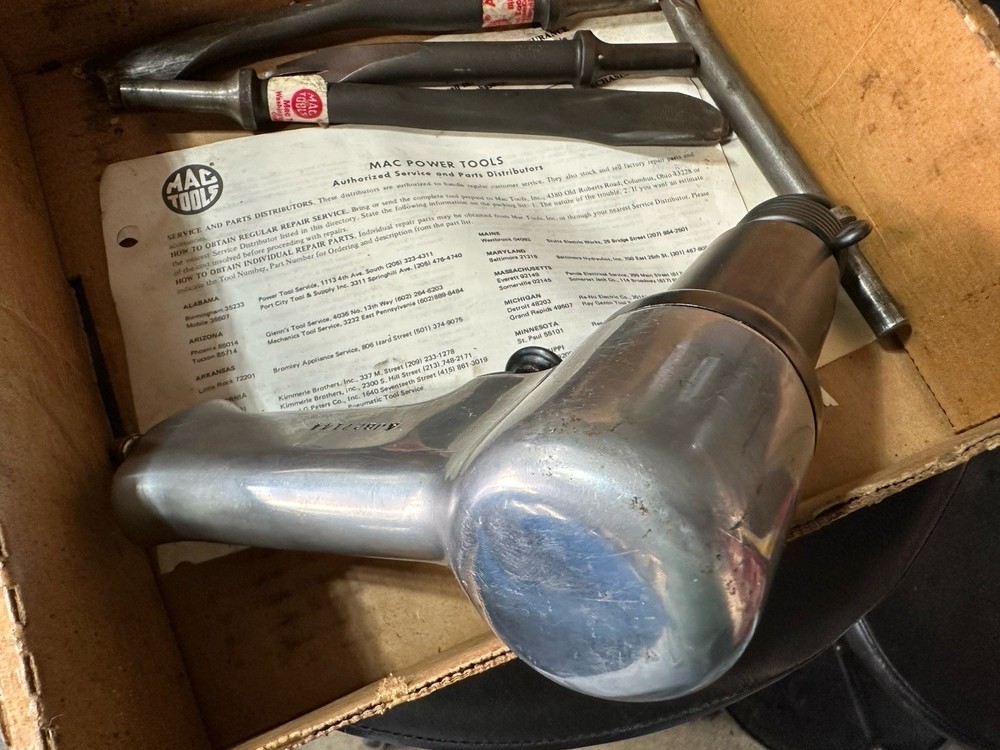 Matco Tools AH121 Air Chisel W/ Tool Bit