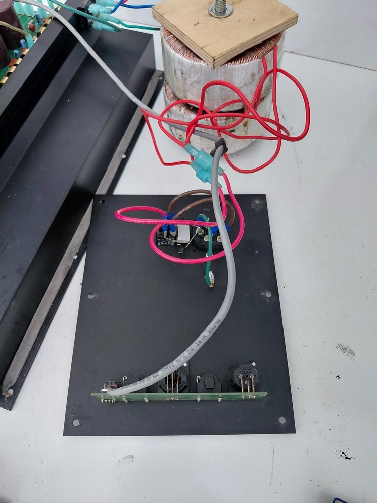 Isp D Cat 600 watts RMS active 3-way floor Module Amplifier