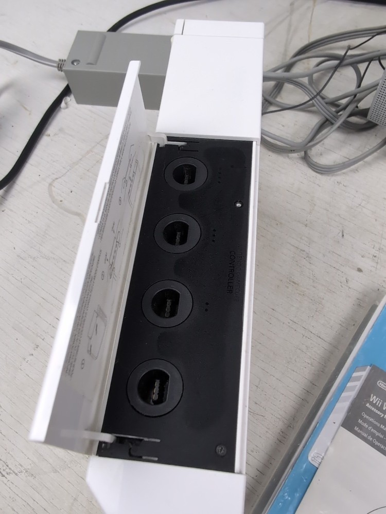 Nintendo Wii Console White Bundle Sensor/Cords/Manual/Game - Tested & Working!