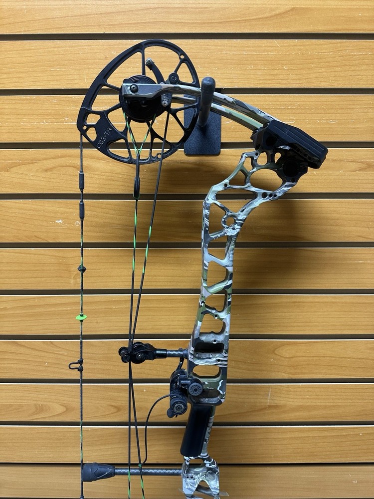 Mathews Triax Compound Bow - RH - 70# Max