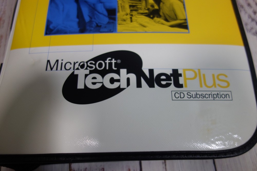 Vintage Microsoft TechNet Plus CD Subscription With Binder 45 CDs 1999-2000
