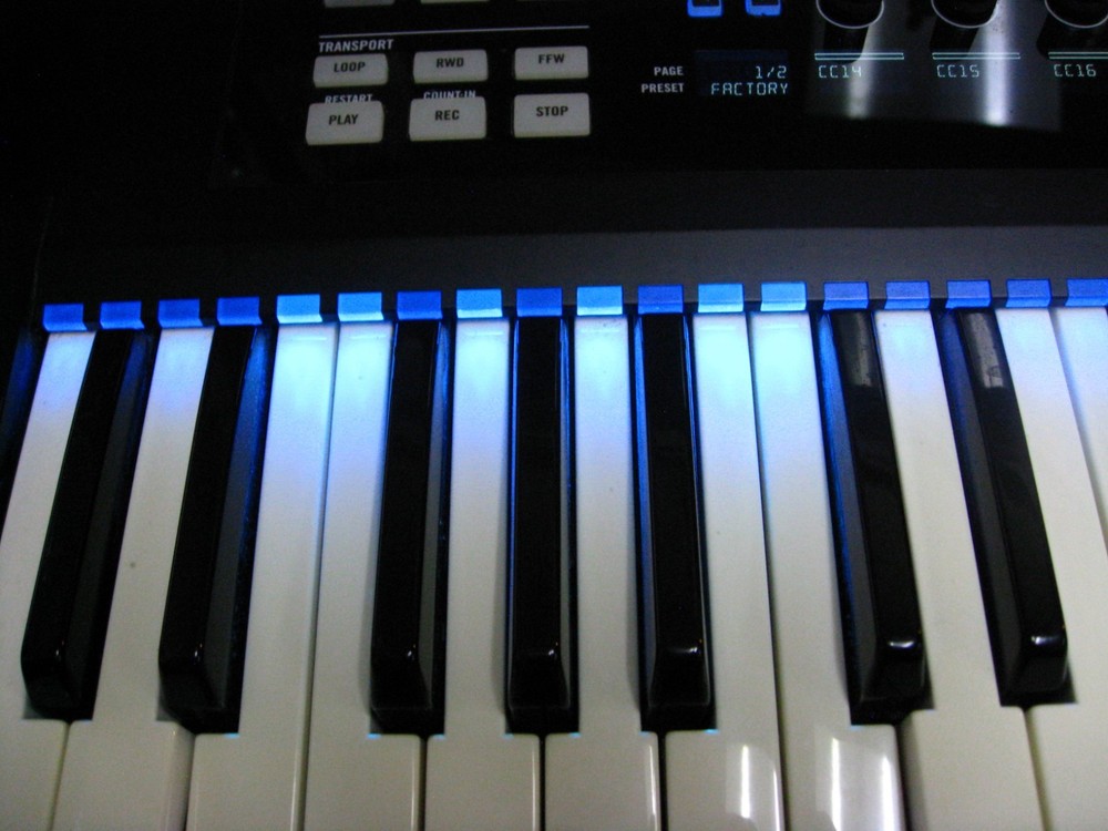 Native Instruments Komplete Kontrol S49 MK1 MIDI Keyboard Controller