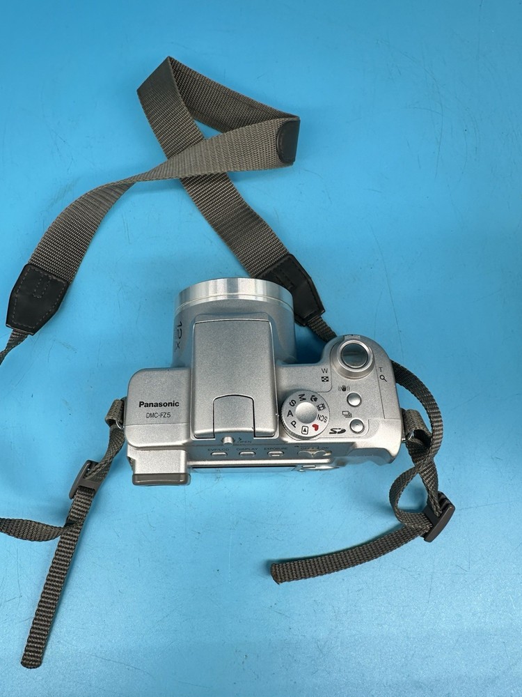 Panasonic Lumix DMC-FZ5 5.0MP Digital Camera, Silver - Tested