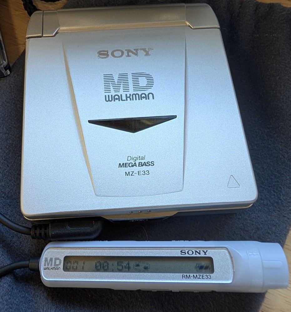 Sony MZ-E33 Portable MiniDisc Player WORKS!