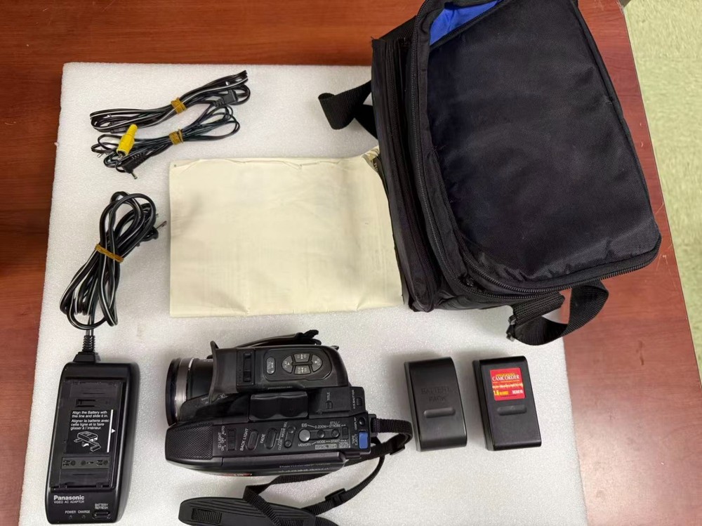 Panasonic PV-D506D Camcorder with bag