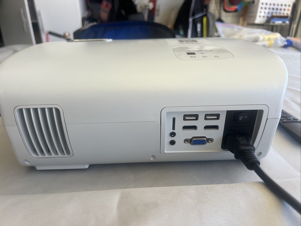 Goodee HD projector With Remote And Connection Cords