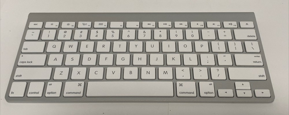 Apple Wireless Bluetooth Magic Keyboard Model No. A1314 - Tested, Working Silver