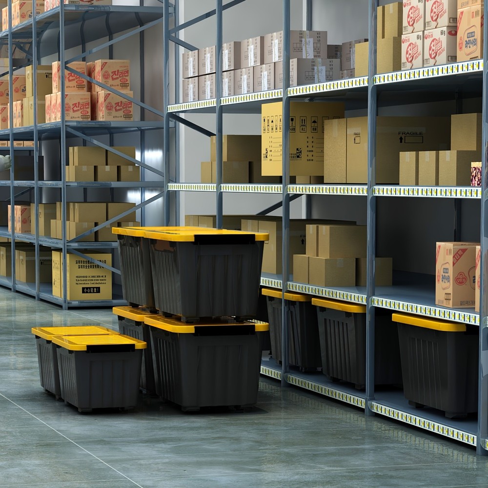 72QT/97QT stackable wheeled storage boxes with lids, suitable for family storage