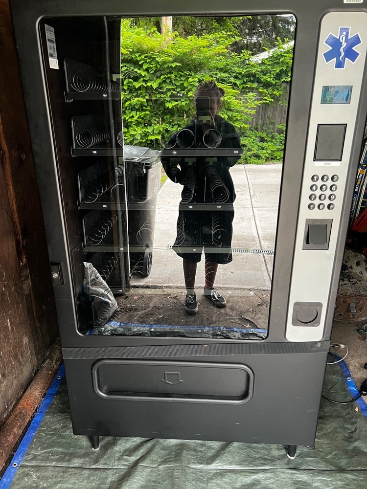 Vending machine (Wittern Model: 3535) double unit, 2 keys, great condition